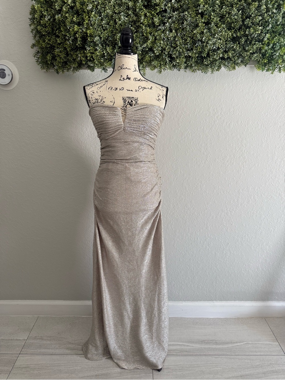 Hailey by Adrianna Papell Size 8 Metallic Strapless Ruched Formal Maxi Gown